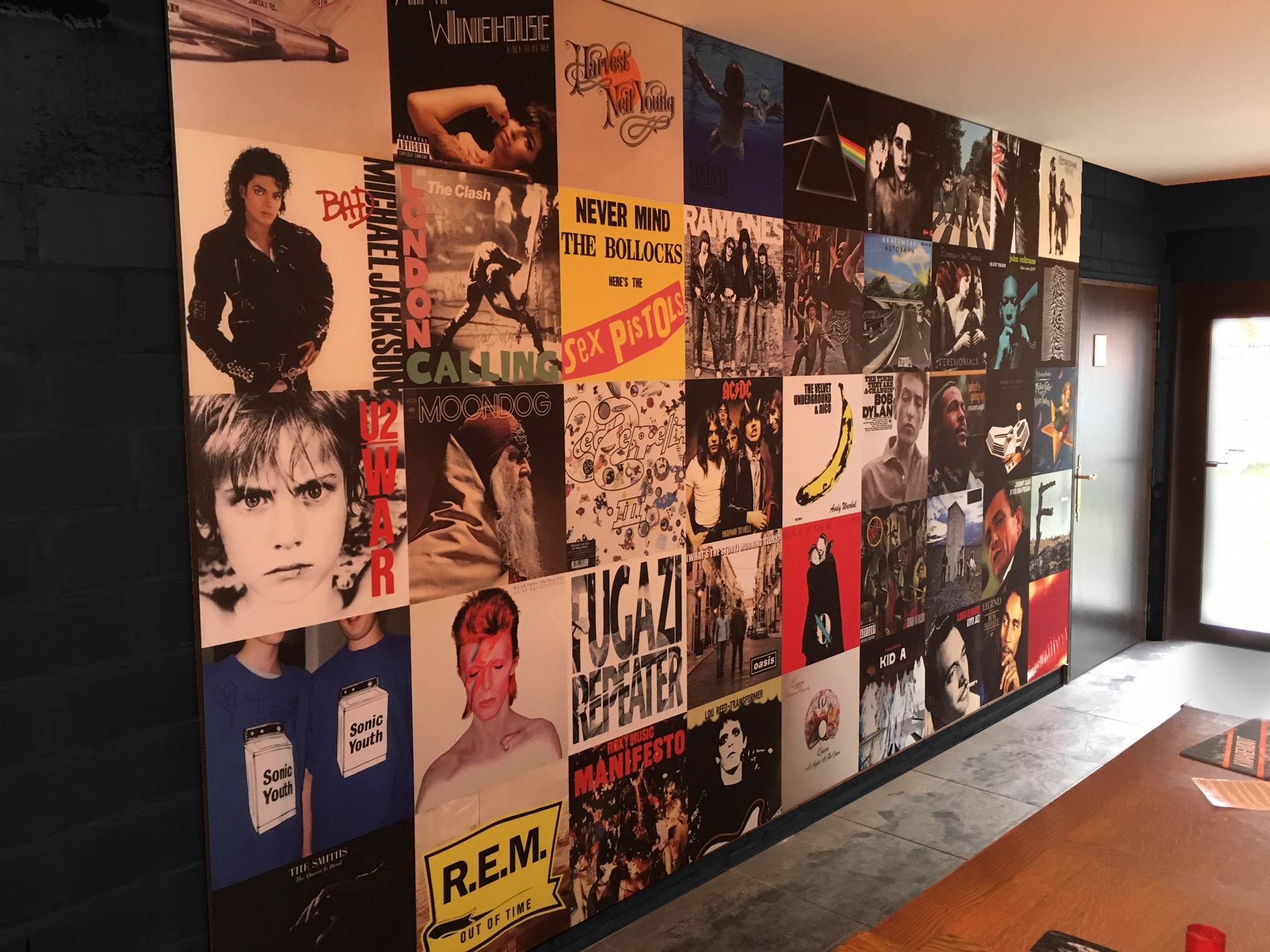 Une meilleure acoustique au caf&eacute; De Ververie &agrave; Kuurne gr&acirc;ce &agrave; un mur acoustique d&eacute;cor&eacute; de pochettes de vinyles